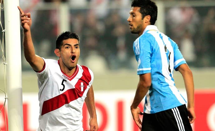Carlos Zambrano jogando pela seleção peruana