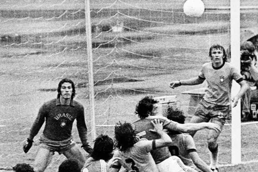Leão - O goleiro teve a sua presença cobrada na Copa de 1982, mas ficou de fora da lista de Telê Santana. Waldir Peres, o goleiro titular do Brasil, era muito questionado na época.