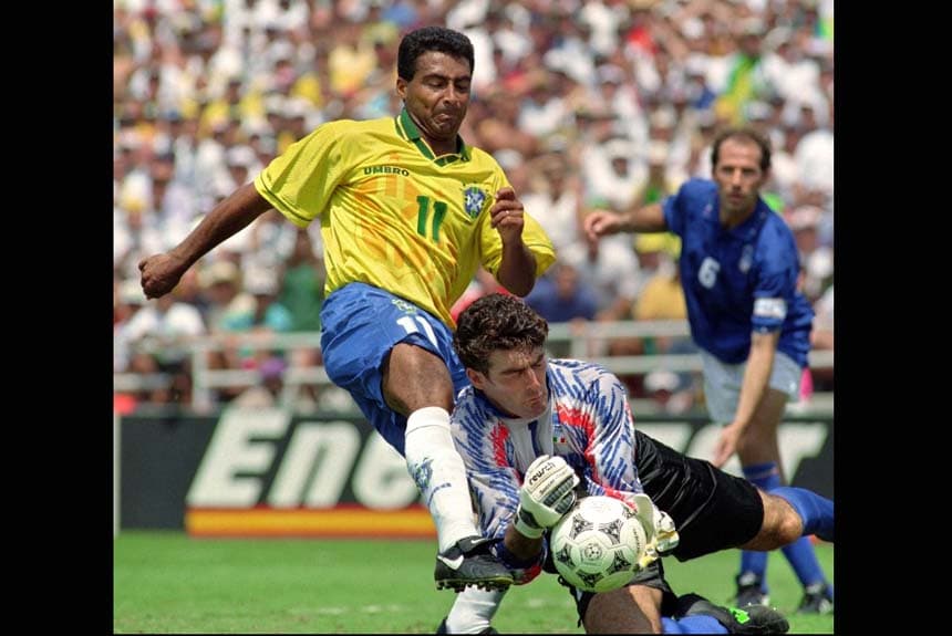 Romário - Luiz Felipe Scolari quase foi agredido na porta da CBF nas vésperas da convocação para a Copa de 2002. O motivo era a ausência de Romário, que não disputou o Mundial apesar de forte pressão popular. A conquista do penta amenizou as críticas.