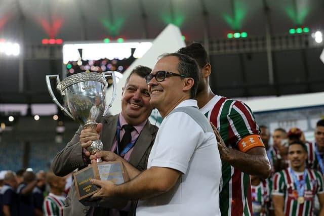 Pedro Abad com a Taça Rio (Lucas Merçon / Fluminense F.C.)
