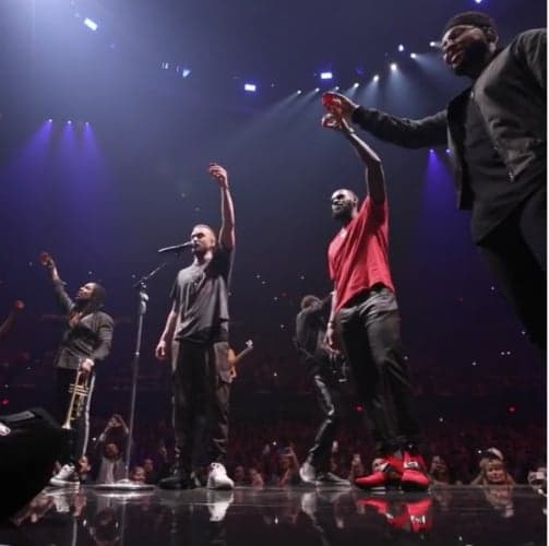 LeBron James sobe no palco em show de Justin Timberlake