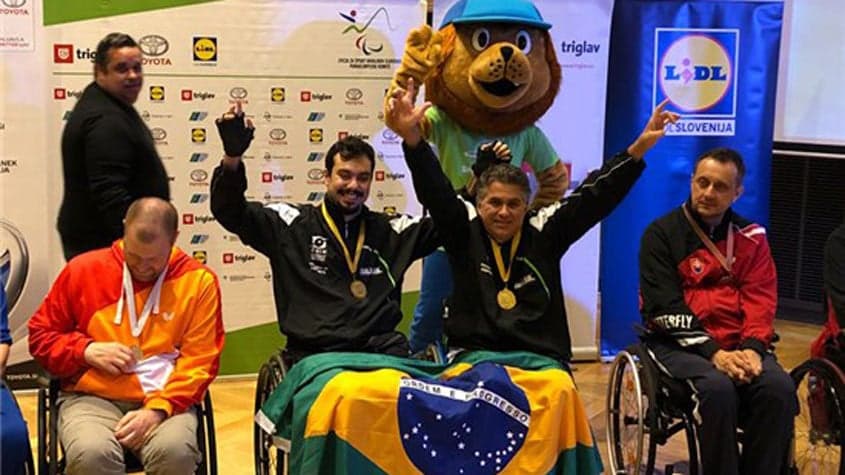 Guilherme Costa (esquerda) e Iranildo Espíndola (direita) comemoram a medalha dourada