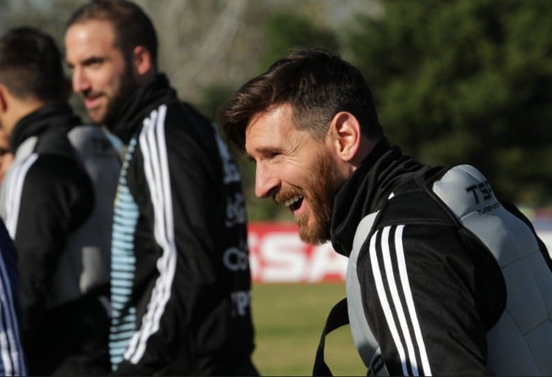 Lionel Messi treina com bola na Argentina