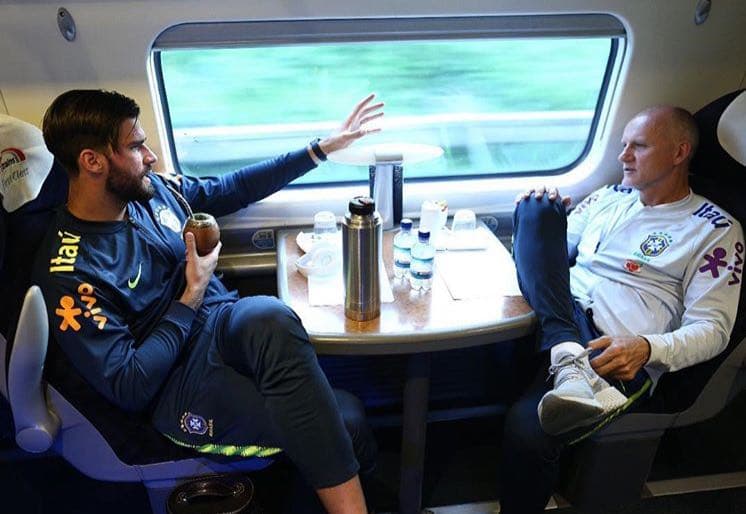 Alisson na resenha com Taffarel durante viagem da Seleção para Liverpool