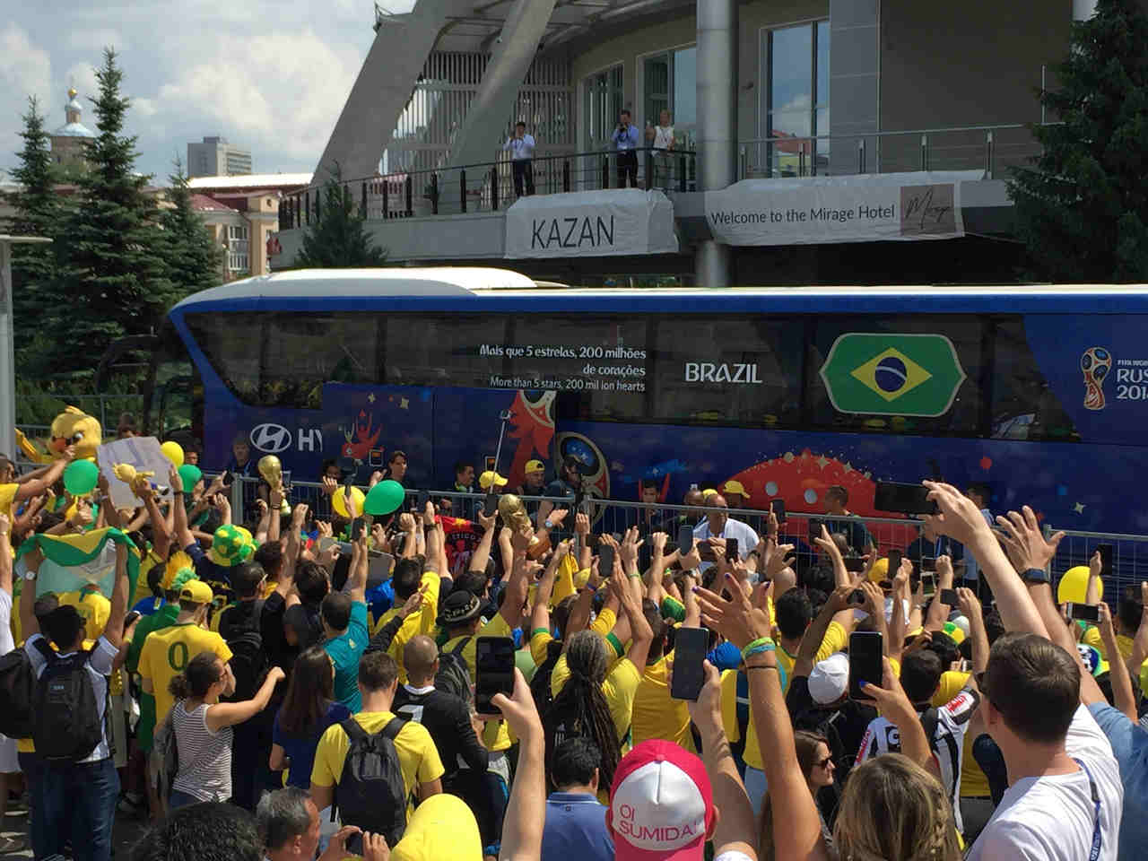 Torcida do Brasil recebe a Seleção em Kazan