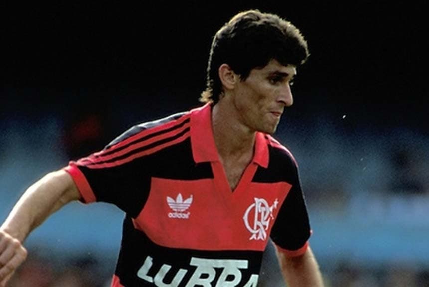 Lateral direito Jorginho, aos 25 anos, contratado ao Flamengo.