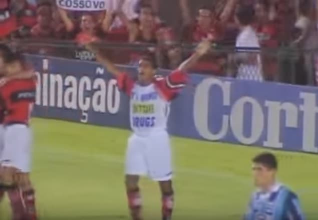 Romário celebra no Maracanã - Flamengo x Grêmio - Copa do Brasil 1999