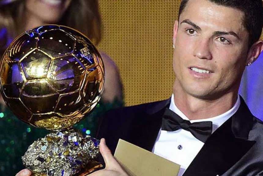 Cristiano Ronaldo - segurando o prêmio do Fifa Ballon d'Or