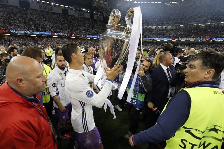 Cristiano Ronaldo na Champions League (com o troféu)