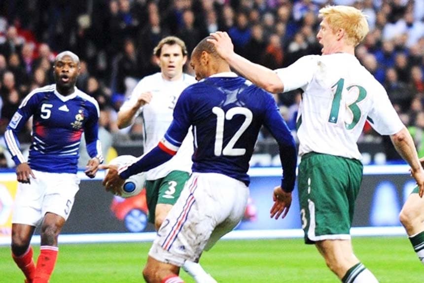 França x Irlanda (2009) - toque de mão Henry