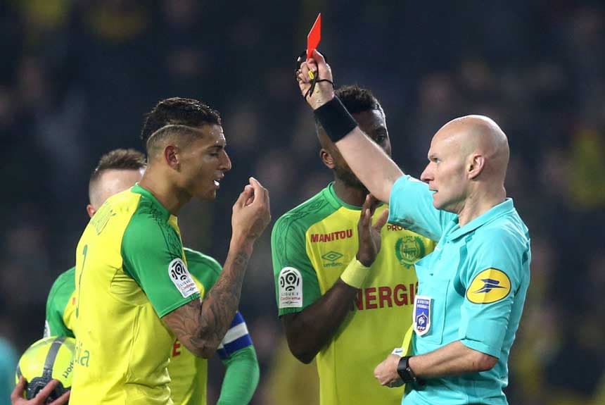 Brasileiro tropeça em árbitro, que revida com chute na canela e vermelho - Paris Saint-Germain x Nantes - 2018