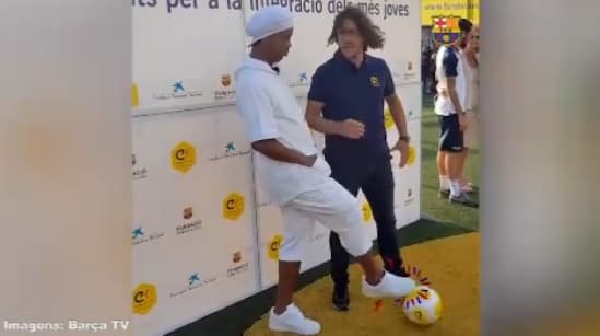 Ronaldinho dá caneta em Puyol