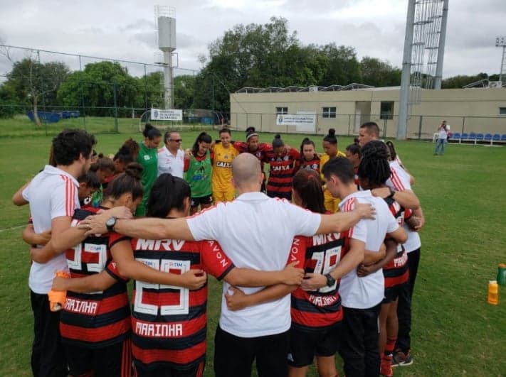 Jogadoras do Flamengo antes de partida contra a Portuguesa, pelo Brasileirão