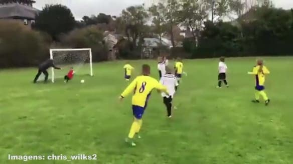 Pai empurra o filho para tentar evitar gol