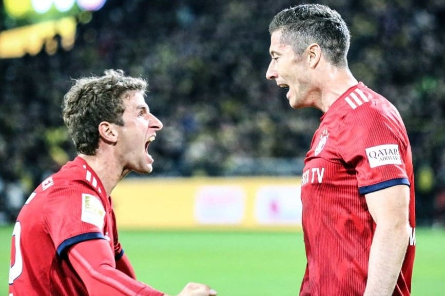 Muller e Lewandowski comemoram o primeiro gol do Bayern