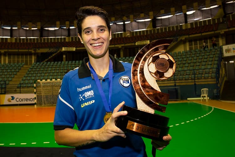 Capitã Dani Joia com troféu de bronze do Pinheiros na Liga Nacional