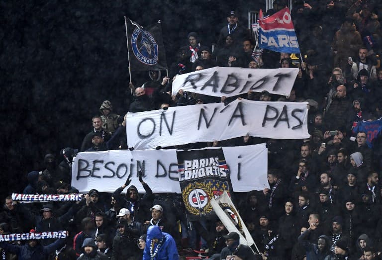 Faixa dos torcedores do PSG contra Rabiot