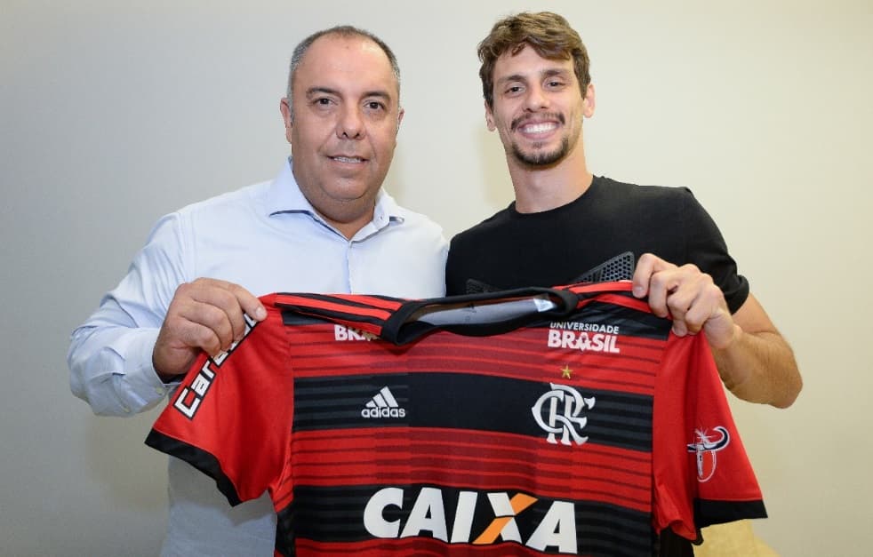 Marcos Braz entrega camisa do Flamengo a Rodrigo Caio