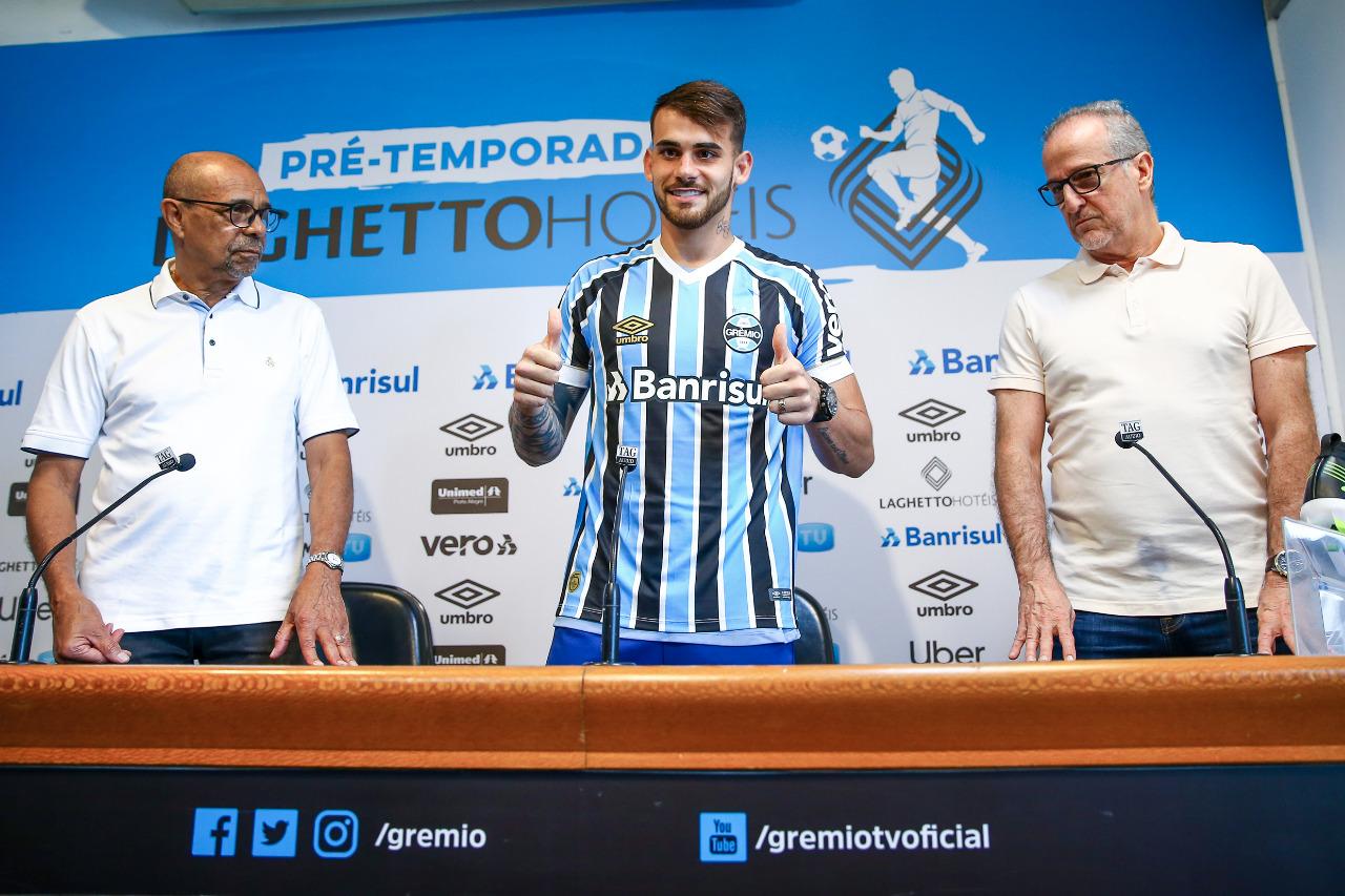 Felipe Vizeu sendo apresentado no Grêmio
