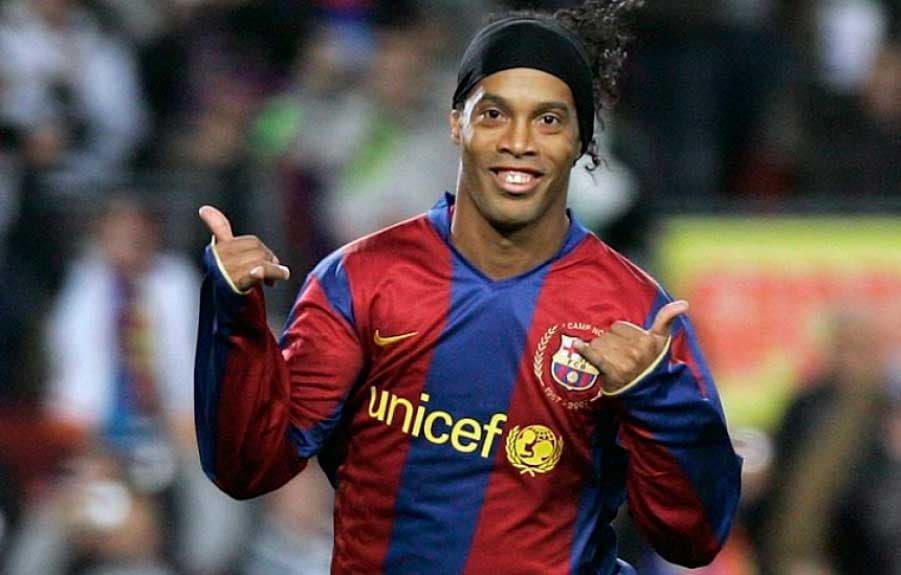 Ronaldinho Gaúcho jogando pelo Barcelona