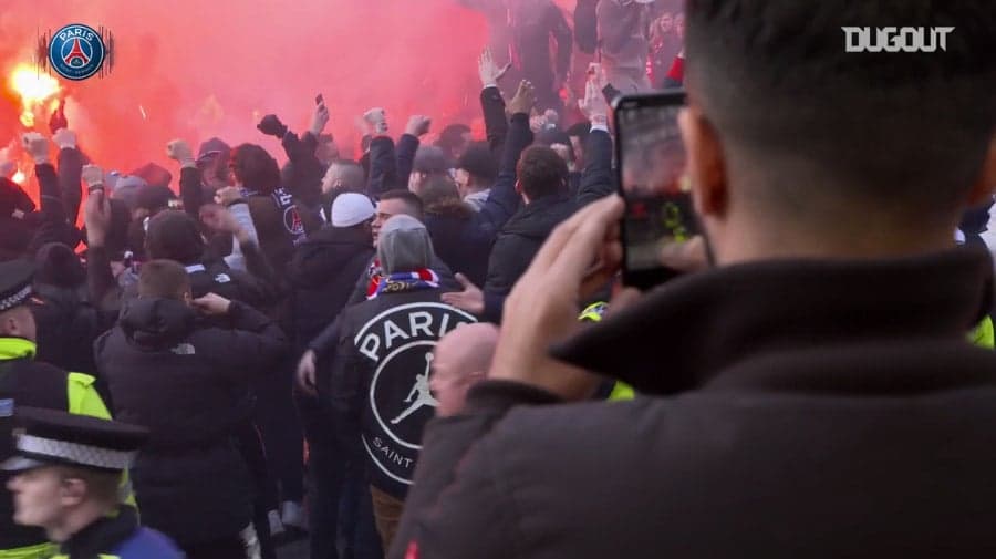 Torcida do PSG faz festa nas ruas de Manchester