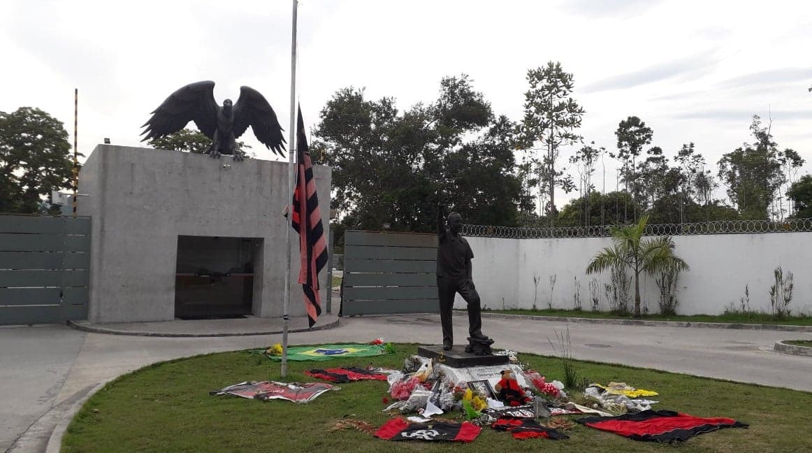 Homenagens às vítimas foram colocadas em frente à entrada do Ninho do Urubu