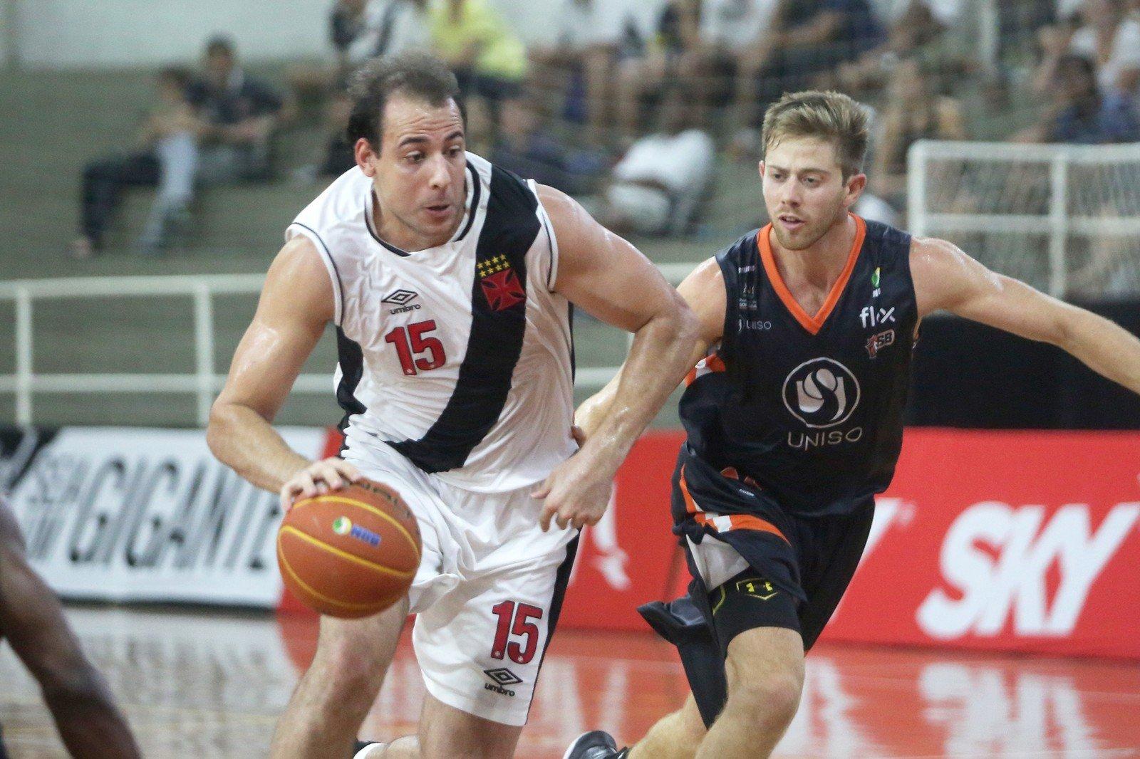 Renato Carbonari no basquete do Vasco