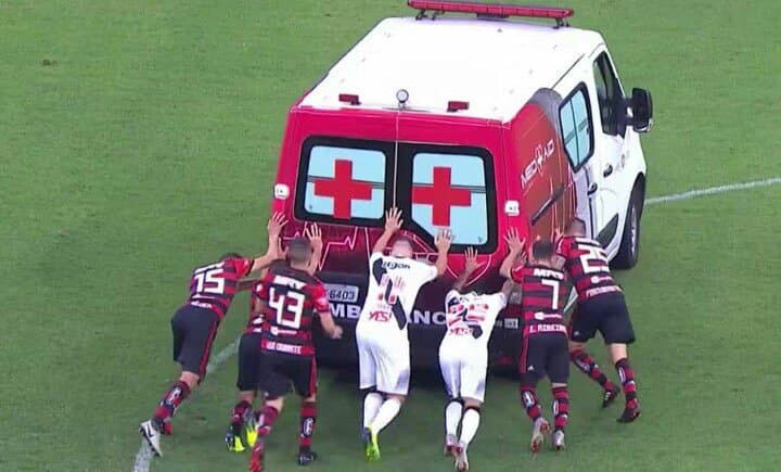 15/09/2018 - Jogadores do Vasco e do Flamengo empurram a ambulância em Brasília