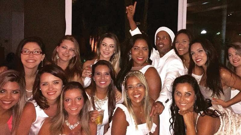 Ronaldinho Gaucho posa com 13 mulheres