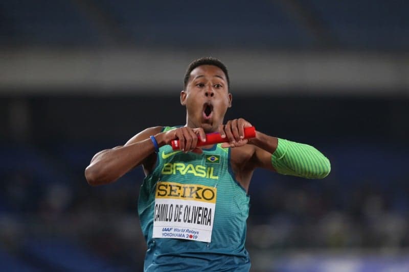 O brasileiro Paulo André vibra ao cruzar a linha de chegada e conquistar o título do 4 x 100 m livre no Mundial de revezamentos (Crédito: Iaaf)