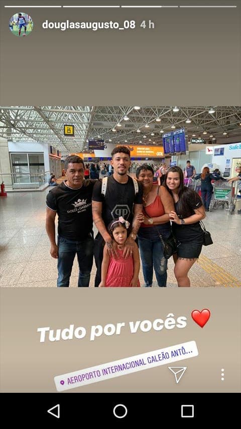 Volante Douglas posta foto com seus familiares antes do embarque para a Grécia