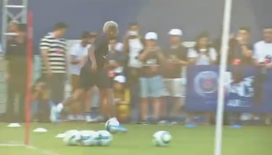 Neymar participa de treino do PSG na China