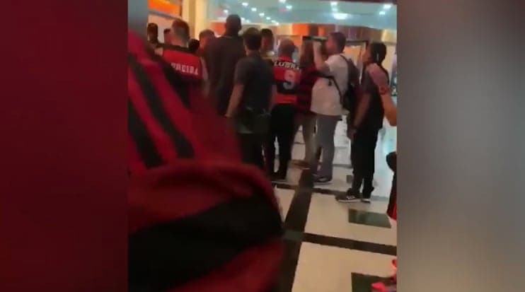 Torcida cobra jogadores do Flamengo em hotel após derrota