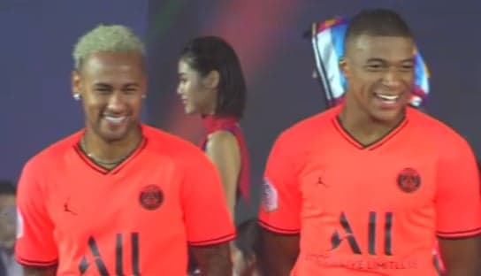Neymar e Mbappé na apresentação do novo uniforme do PSG