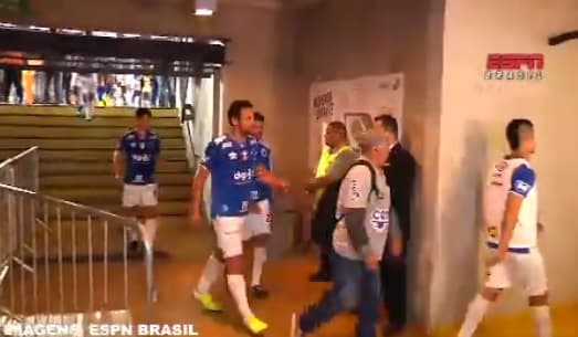 Fred xinga torcedor após derrota do Cruzeiro