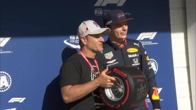 Rubens entrega trofeu de pole para Verstappen