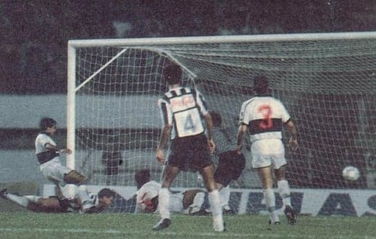O alvinegro sentiu o prazer de uma conquista internacional oficial pela primeira vez em 1992, com a Copa Conmebol