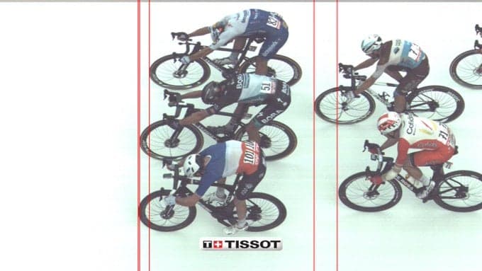Demare levou etapa do Giro por centímetros (Foto: Reprodução)