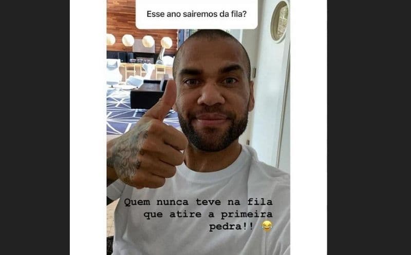 Daniel Alves respondendo um seguidor em seu Instagram