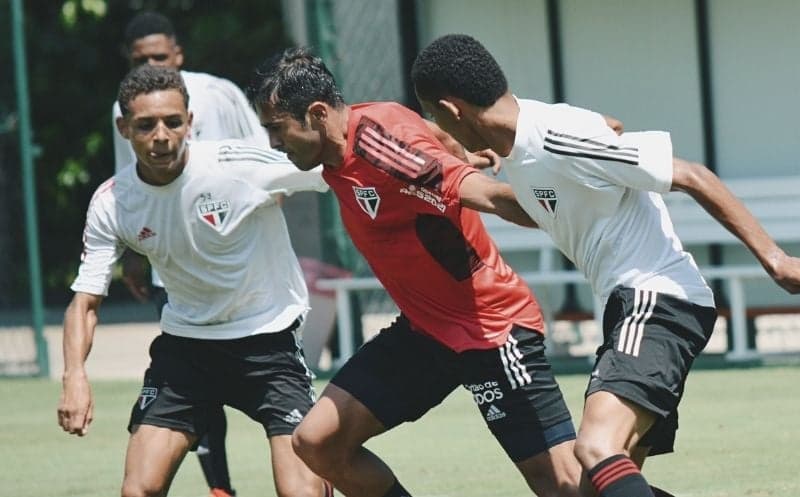 Éder participa de treino contra o Sub-17 do São Paulo
