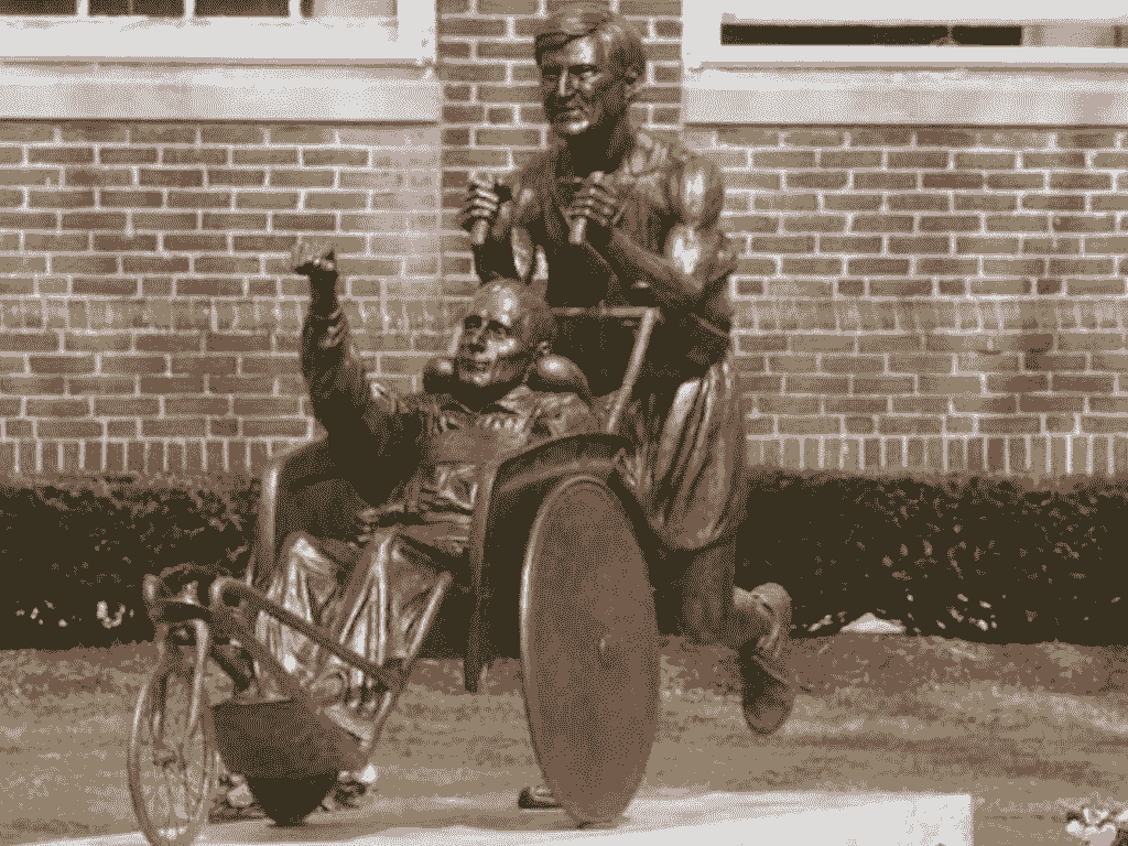 Estátua de bronze de Dick e Rick Hoyt que, desde 2013, está na largada da Maratona de Boston. (Team Hoyt)