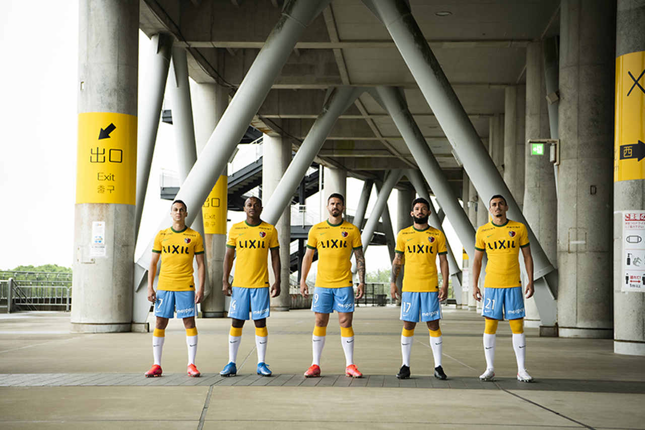 Nova camisa do Kashima Antlers em homenagem à Seleção Brasileira