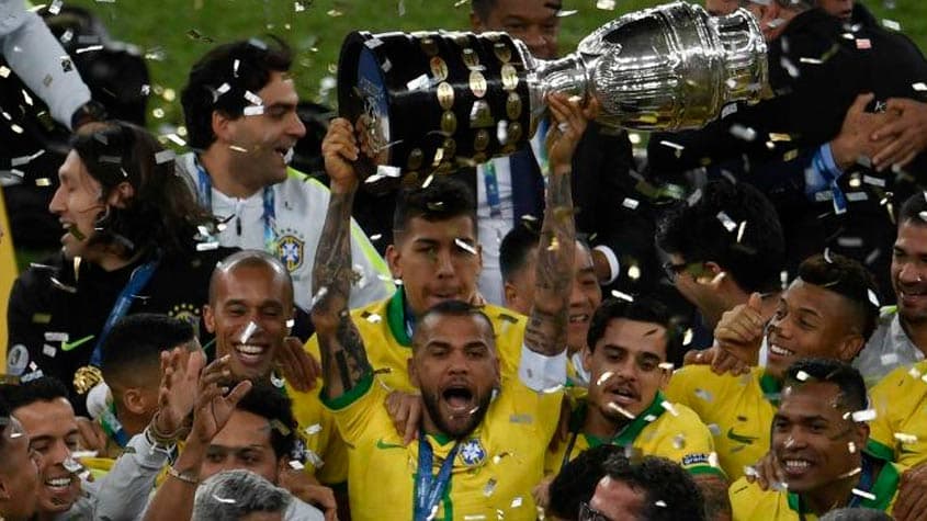 Brasil levantando a taça da Copa América de 2019.