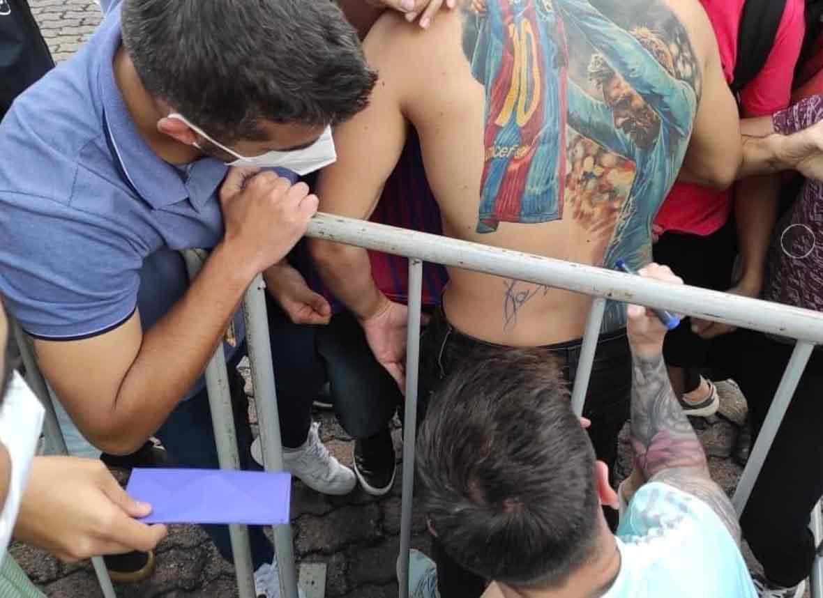 Messi autografando tatuagem