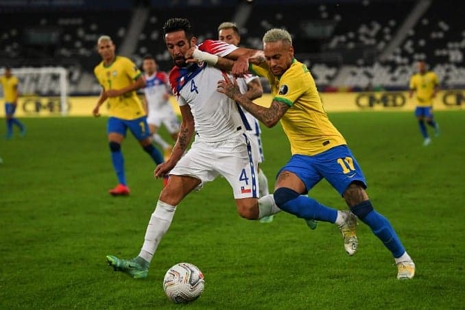 Brasil x Chile - Neymar e Isla