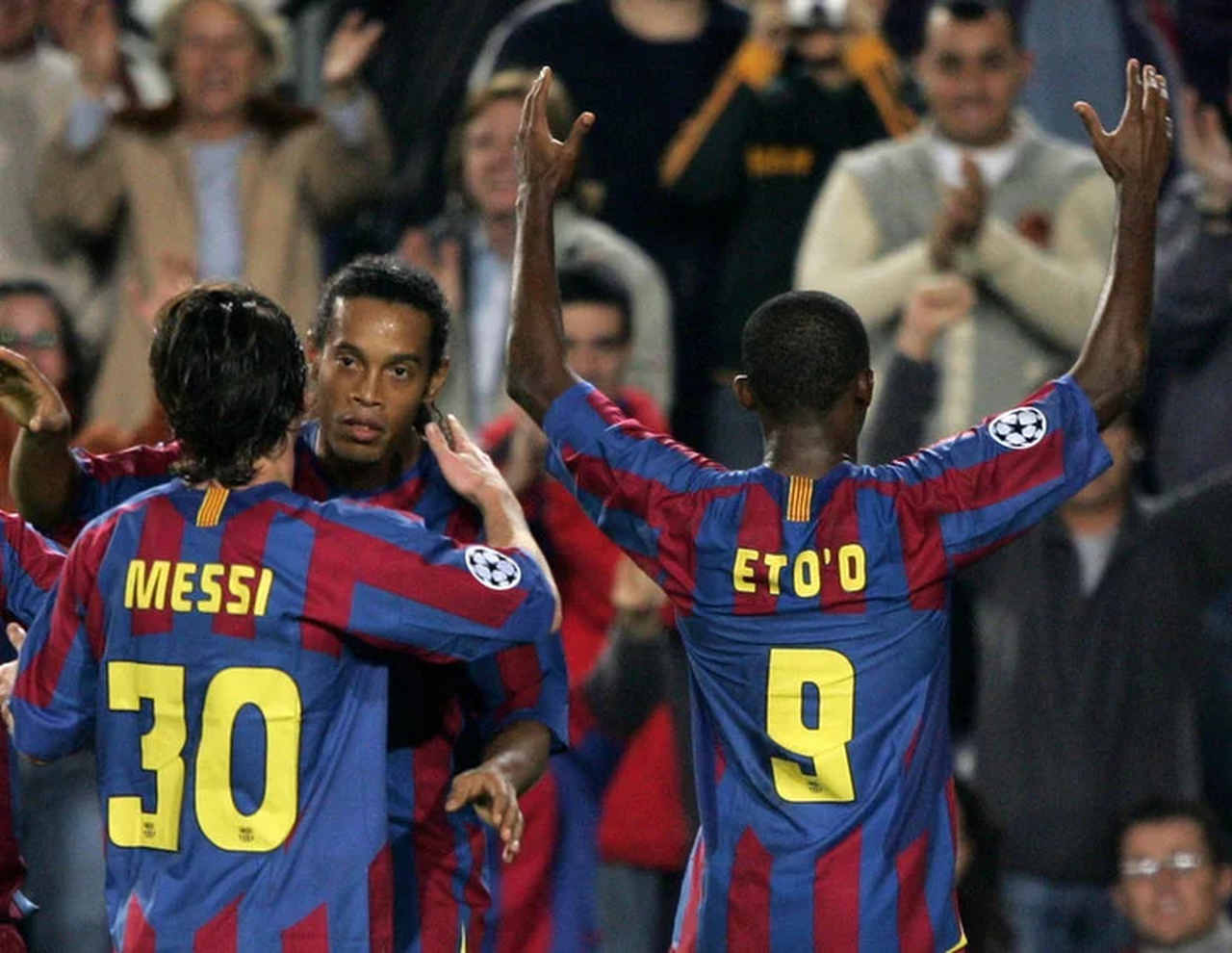 Messi com a camisa 30 no Barcelona, acompanhado de Ronaldinho e Eto'o