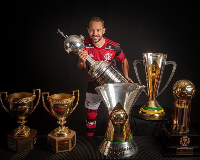 Everton Ribeiro e os troféus pelo Flamengo - Títulos