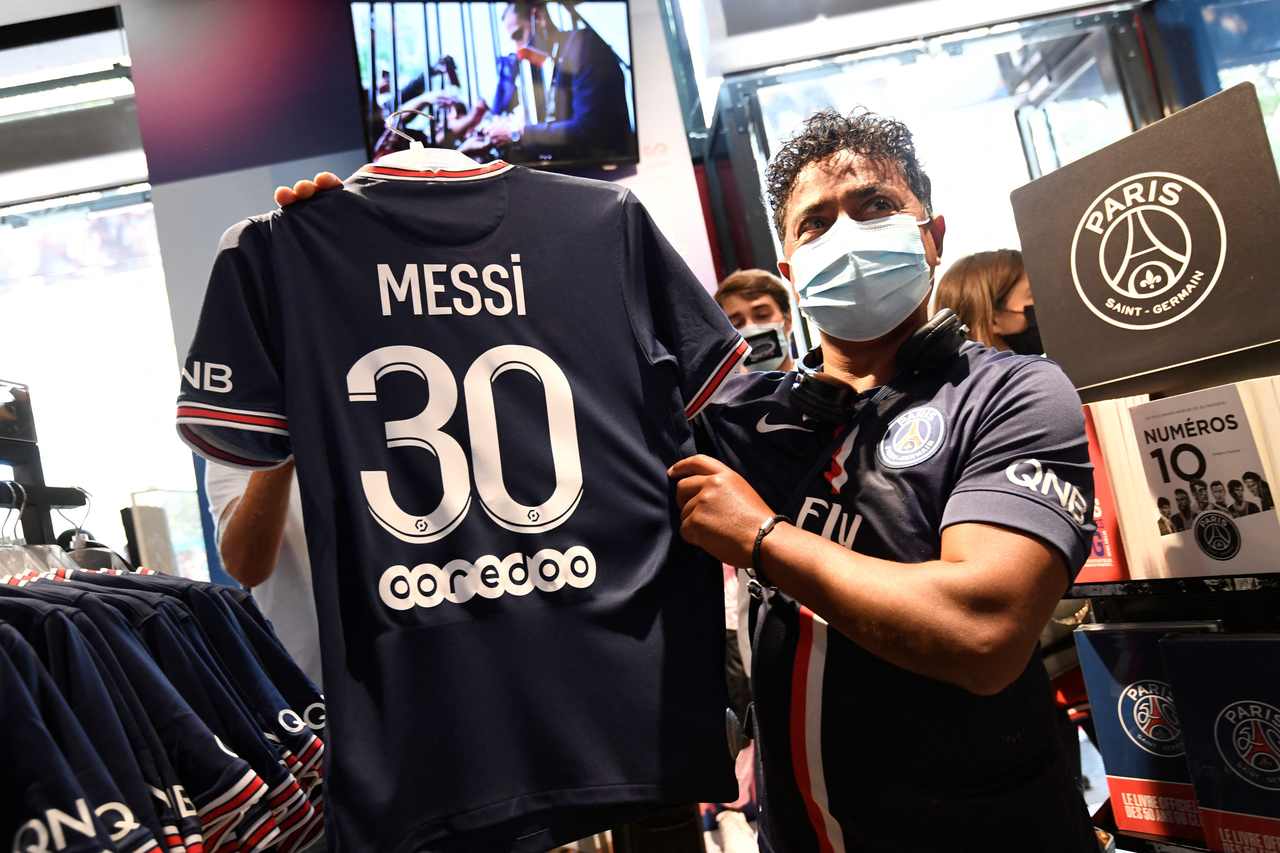 Apresentação de Messi no PSG - Torcedor com camisa do jogador