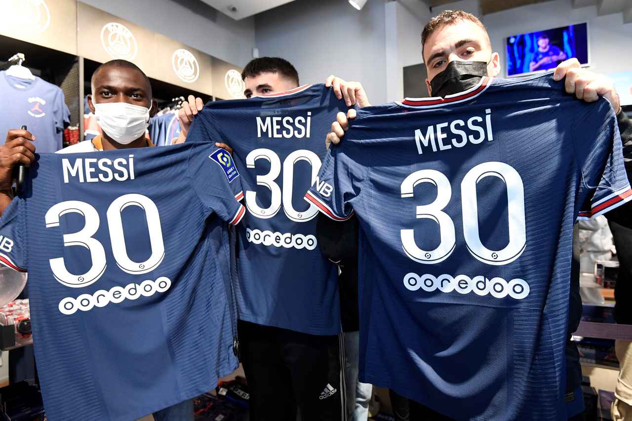 Apresentação de Messi no PSG - Torcedor com camisa do jogador