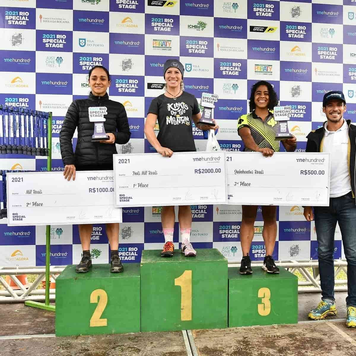 1° lugar: Letícia Saltori (2h09m24s); 2° lugar: Ana Santos (2h26m57s); e 3° lugar: Rosangela Faria (2h34m32s). (Foto de Sérgio Gomes/Divulgação)